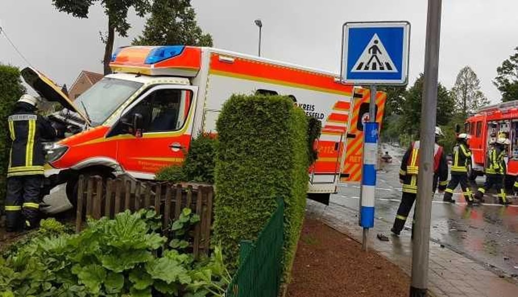 Rettungswagen schleudert nach Kollision in