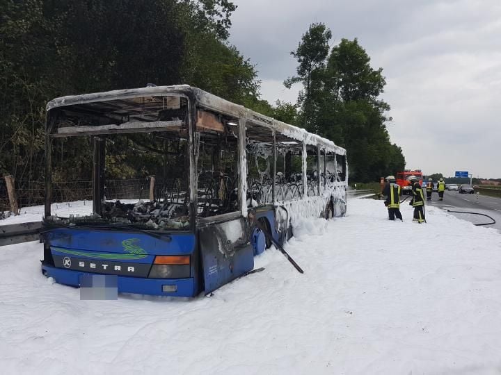 Bus Brennt Komplett Auf Der Autobahn Aus