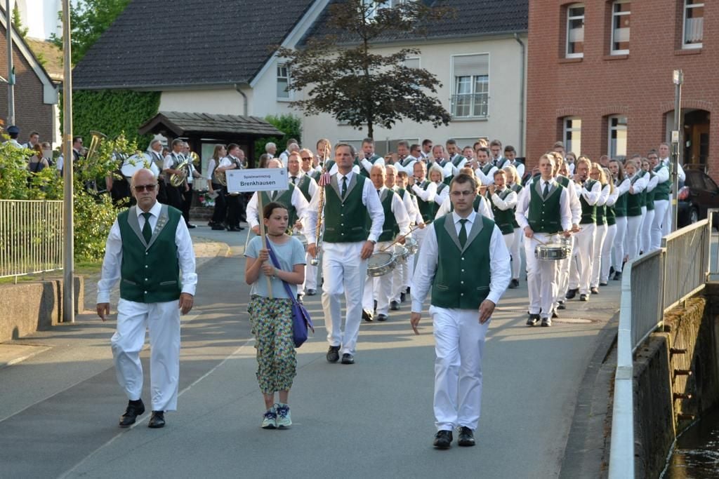 Ein ganzes Dorf im Gleichschritt