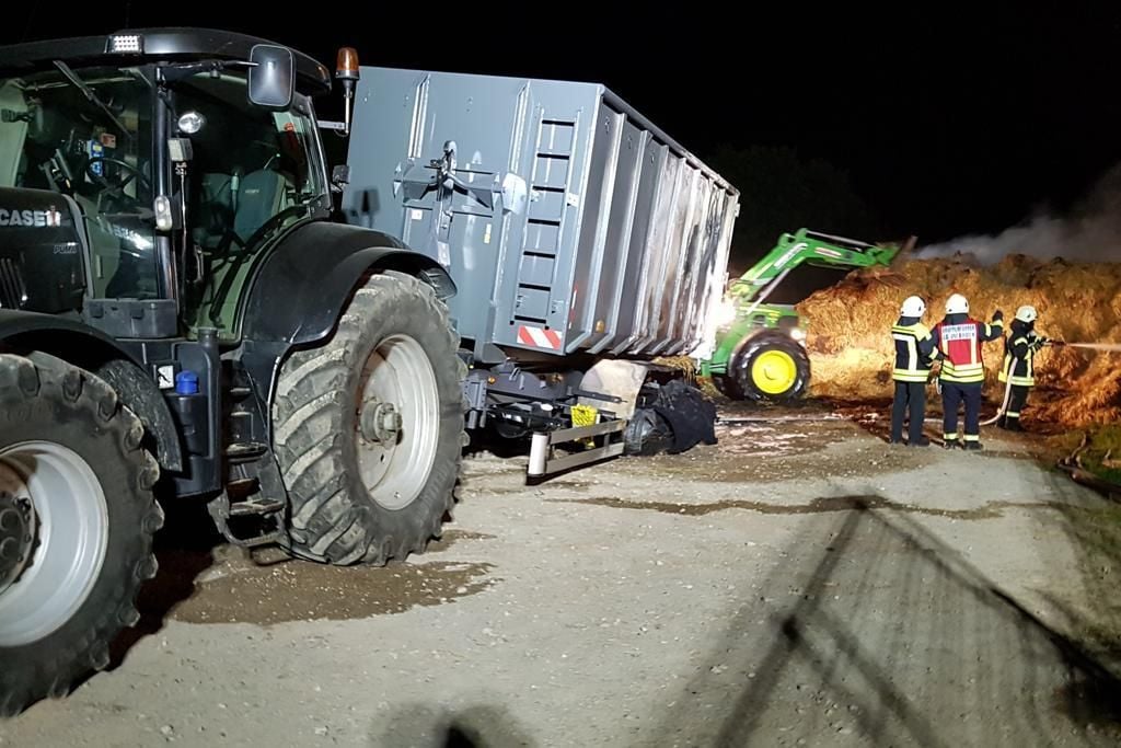 Brandstiftung? 250 Strohballen Und LKW Brennen