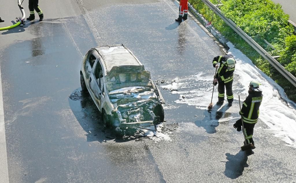 Reifen platzt Pkw gerät in Brand