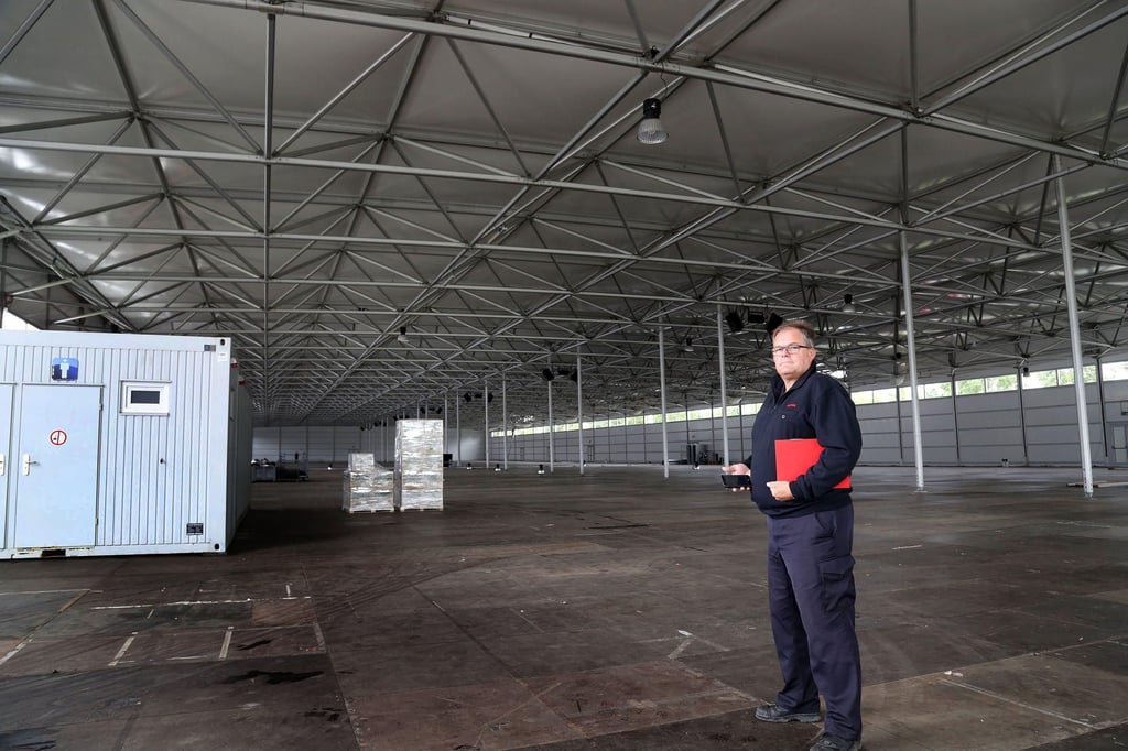 Dirk Kleiböhmer vom Dezernat Gefahrenabwehr und Katastrophenschutz der Bezirksregierung in Münster koordiniert den Umbau der Messehallen am FMO.