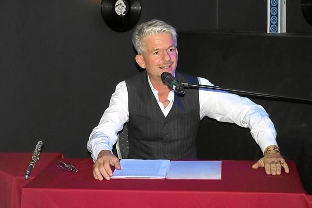 Heinz Strunk im rappelvollen Kellertheater „Schnabulenz“