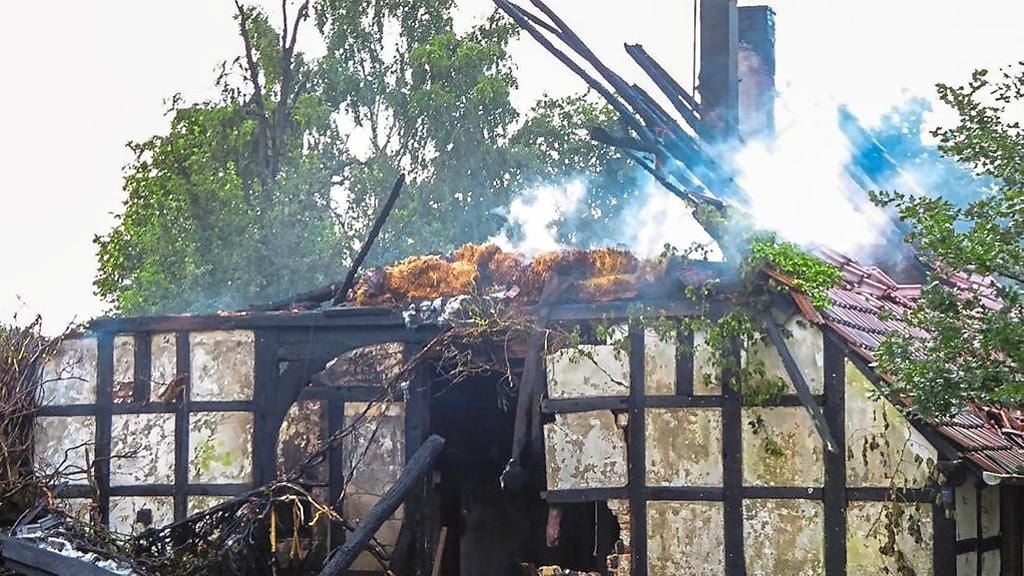 Fachwerkkotten steht in Flammen