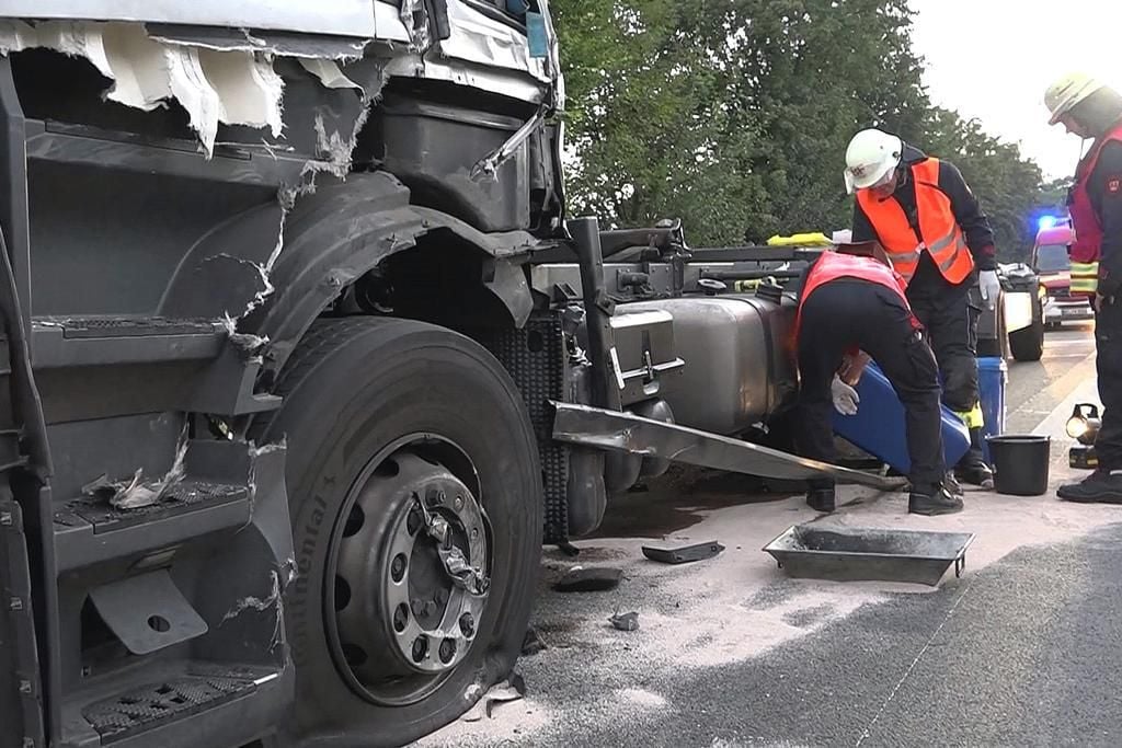 LKW Reißt Sattelschlepper-Tank Auf