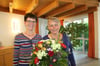 Silke Becker (links) von der Hospizgruppe Werther hat sich bei Beate Dirkschnieder für ihren eindrucksvollen Vortrag mit einem sommerlichen Blumenstrauß bedankt.