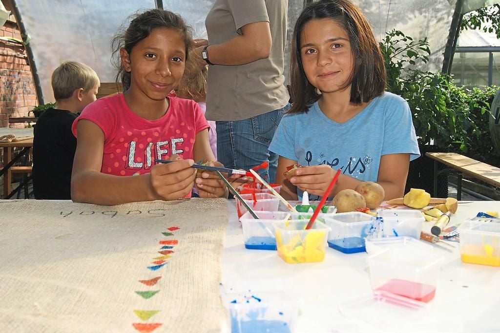 Kinder stehen im Vordergrund