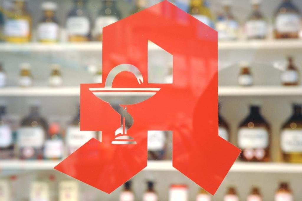 Apotheker unterliegen einer besonderen Sorgfaltspflicht. Weil er das falsche Medikament ausgehändigt hat, ist jetzt ein Apotheker aus Petershagen vom Amtsgericht Minden zu einer Freiheitsstrafe von 14 Monaten auf Bewährung verurteilt worden.