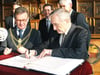 Henryk Samsonowicz (r.), einer der bekanntesten polnischen Historiker, war 2009 der bislang letzte Preisträger des Historikerpreises. Das Bild zeigt ihn mit dem damaligen Oberbürgermeister Dr. Berthold Tillmann.