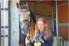 Da darf man schon mal stolz sein: Lucie-Anouk Baumgürtel, hier mit ihrem Erfolgs-Pony ZINQ Massimiliano FH, zeigt ihre Goldmedaillen.