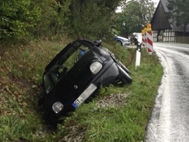 Auto Schleudert In Straßengraben