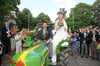 Wenn der Adel Ja sagt: Nikolaus Graf Westerholt heiratet Caroline Rauschenbach. Nach der Hochzeit drehte das Paar eine Ehrenrunde mit dem Trecker. Spalier stand nach der kirchlichen Trauung die Ehrengarde des Schützenvereins.