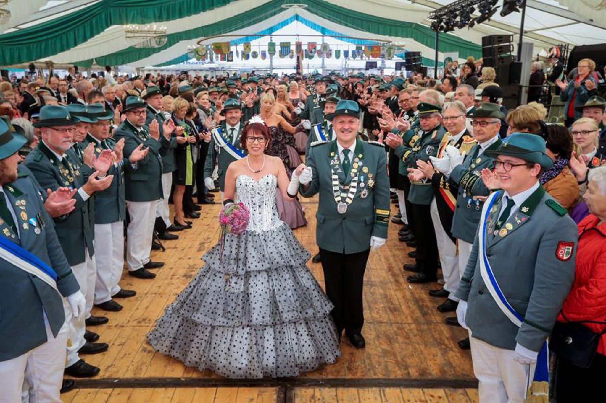 5800 Schützen feiern große Zeltparty in Essentho