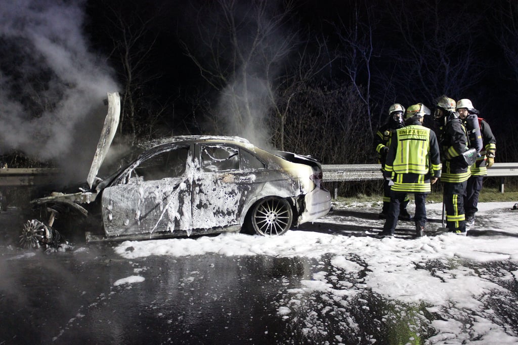 Auto brennt auf der A2