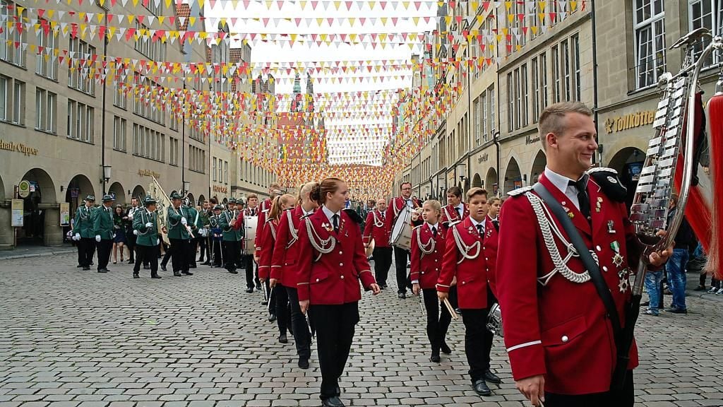 Der Aufmarsch der Spielleute und Schützen ist ein farbenprächtiger Höhepunkt des zweitägigen Festes.