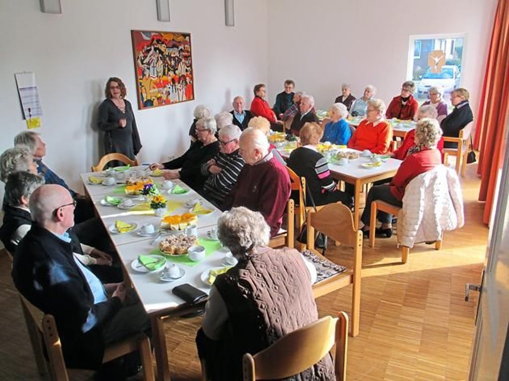 Senioren genießen Geburtstagsfeier