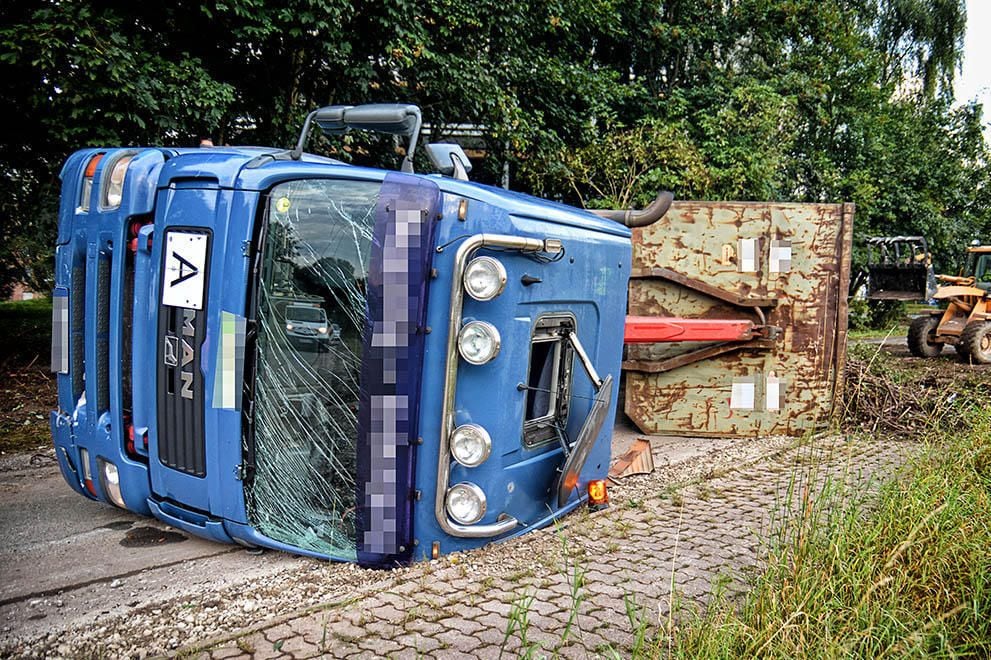 Falsch Beladen: Lastwagen Kippt Um