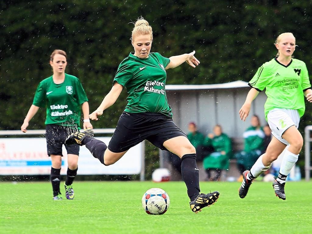 Altenberger Frauen Drehen Spiel Gegen Langenhorst