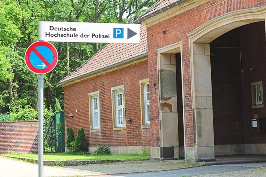 Genauer hinschauen muss der Betrachter schon, um die Spuren der Sachbeschädigung zu erkennen: Eine Anarchistengruppe hat sich zu der Teerattacke bekannt.