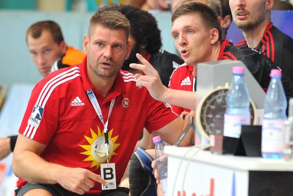 Basteln gemeinsam an der Abstimmung: Lübbeckes Trainer Aaron Ziercke (links) und Zugang Lukasz Gierak.