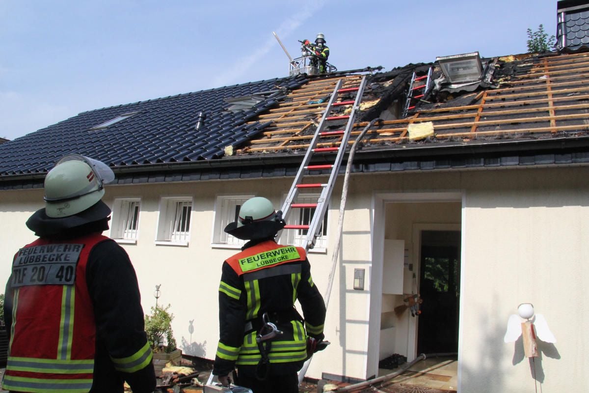 Feuerwehr Löscht Dachstuhlbrand