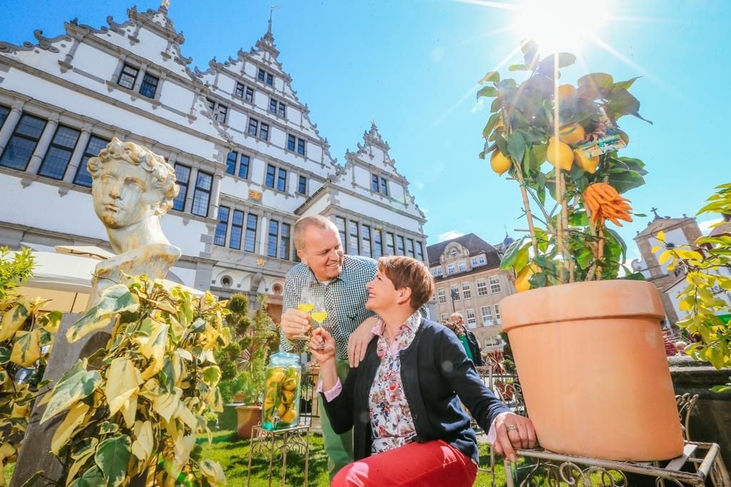 Gärtner bauen Rathaus aus Blumen
