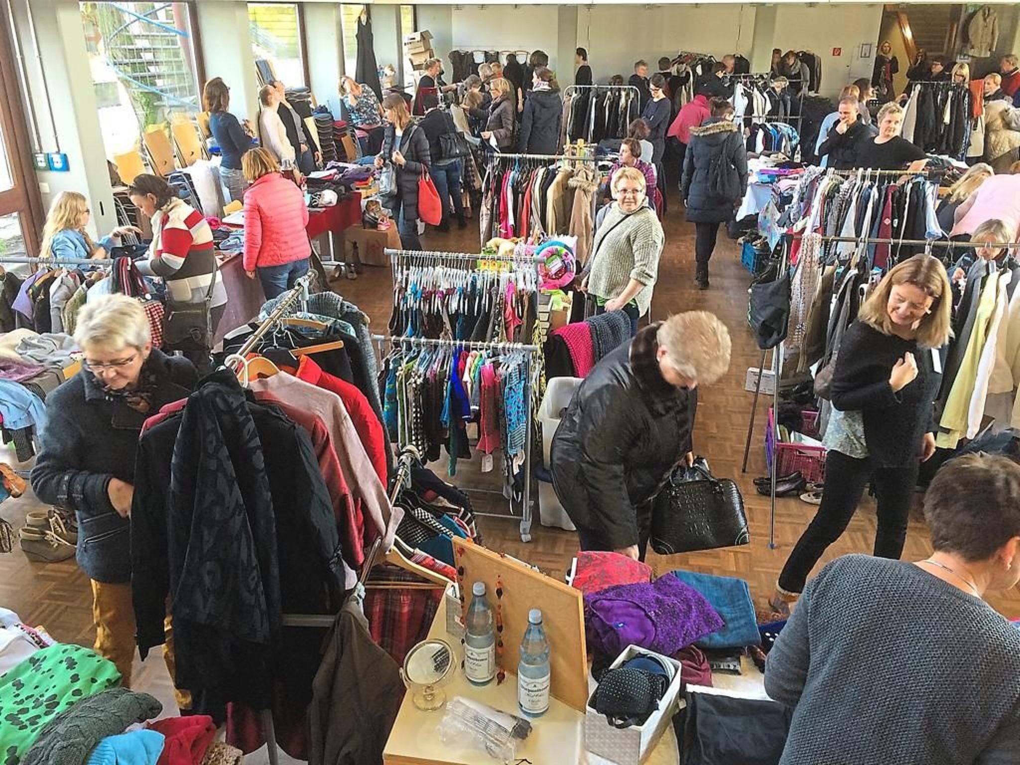 Einkaufsbummel beim „Frauenflohmarkt“