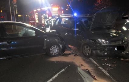 Rotlicht Missachtet - Autos Stoßen Im Kreuzungsbereich Zusammen