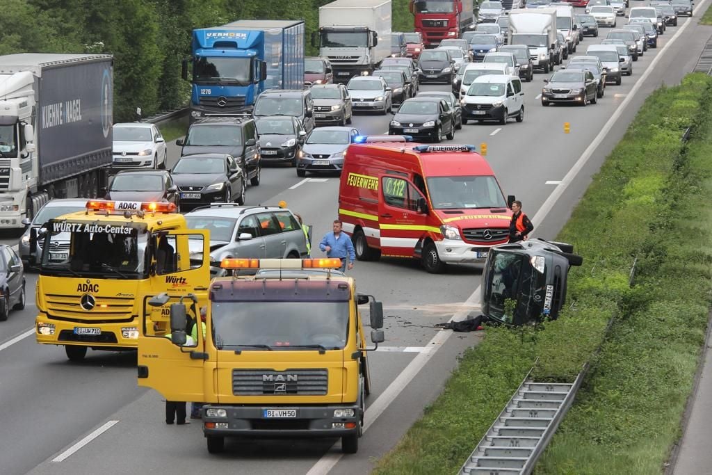 Unfall Am Stauende: Drei Verletzte