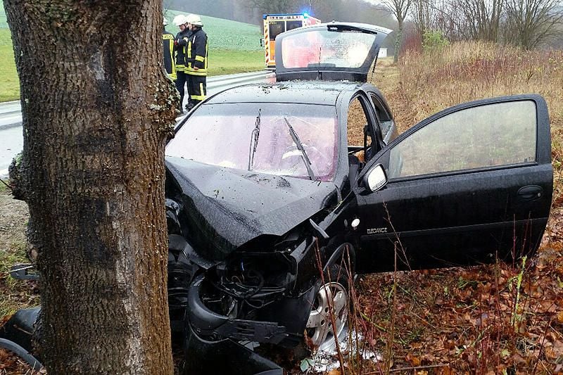 18-Jähriger Prallt Gegen Baum