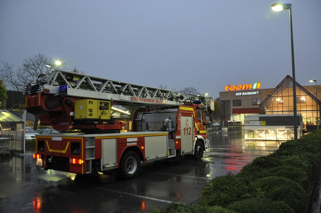 Schirme brennen im Baumarkt