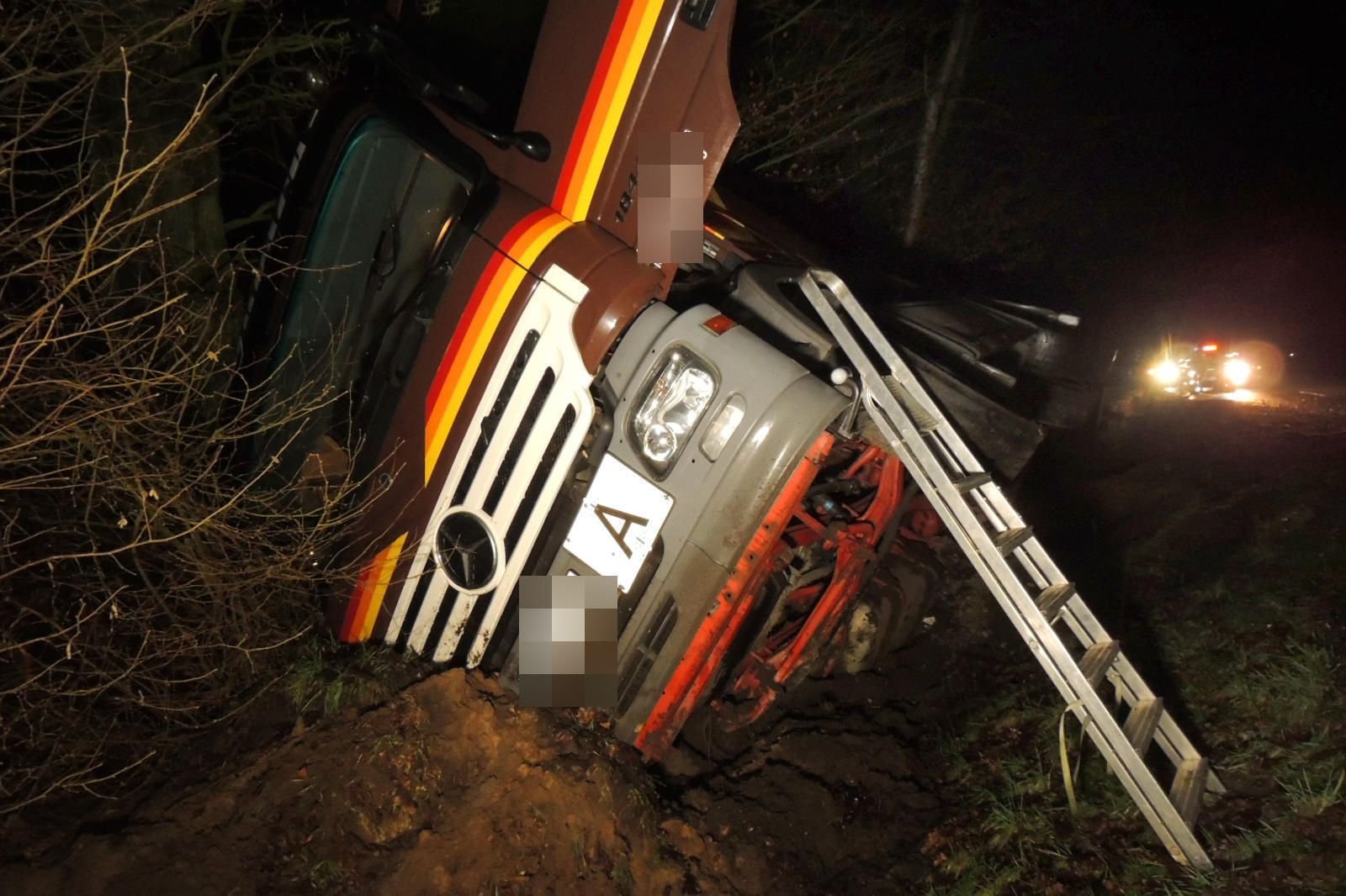 Schwierige Bergung Nach Lkw-Unfall