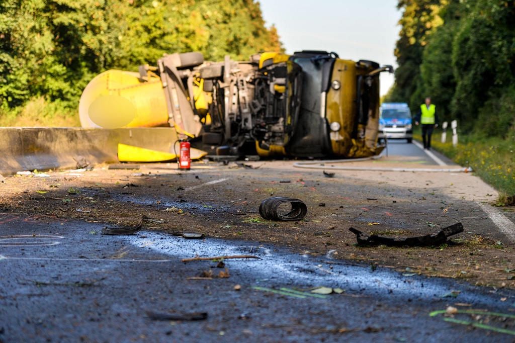 Verwunderlicher Unfall auf der B54 heute: LKW kollidiert mit einem Baum – Fahrer schwer verletzt