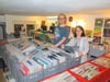 Schwören auf Vinyl: Mehr als 6000 Platten, ob als Album oder Single, bieten Astrid und Holger Hoppe in ihrer „Plattenkiste Neubeckum“ an.