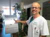 Der Startpunkt des neuen Patientenleitsystems in der Helios-Klinik. Abteilungsleiter Franjo Tiltmann zeigt auf den Knopf, mit dem die Patientennummer angefordert wird.