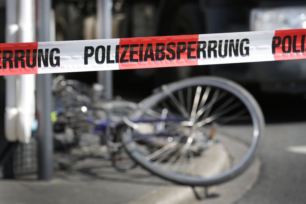 Radfahrer-liegt-bewusstlos-am-Boden-war-es-ein-Unfall-