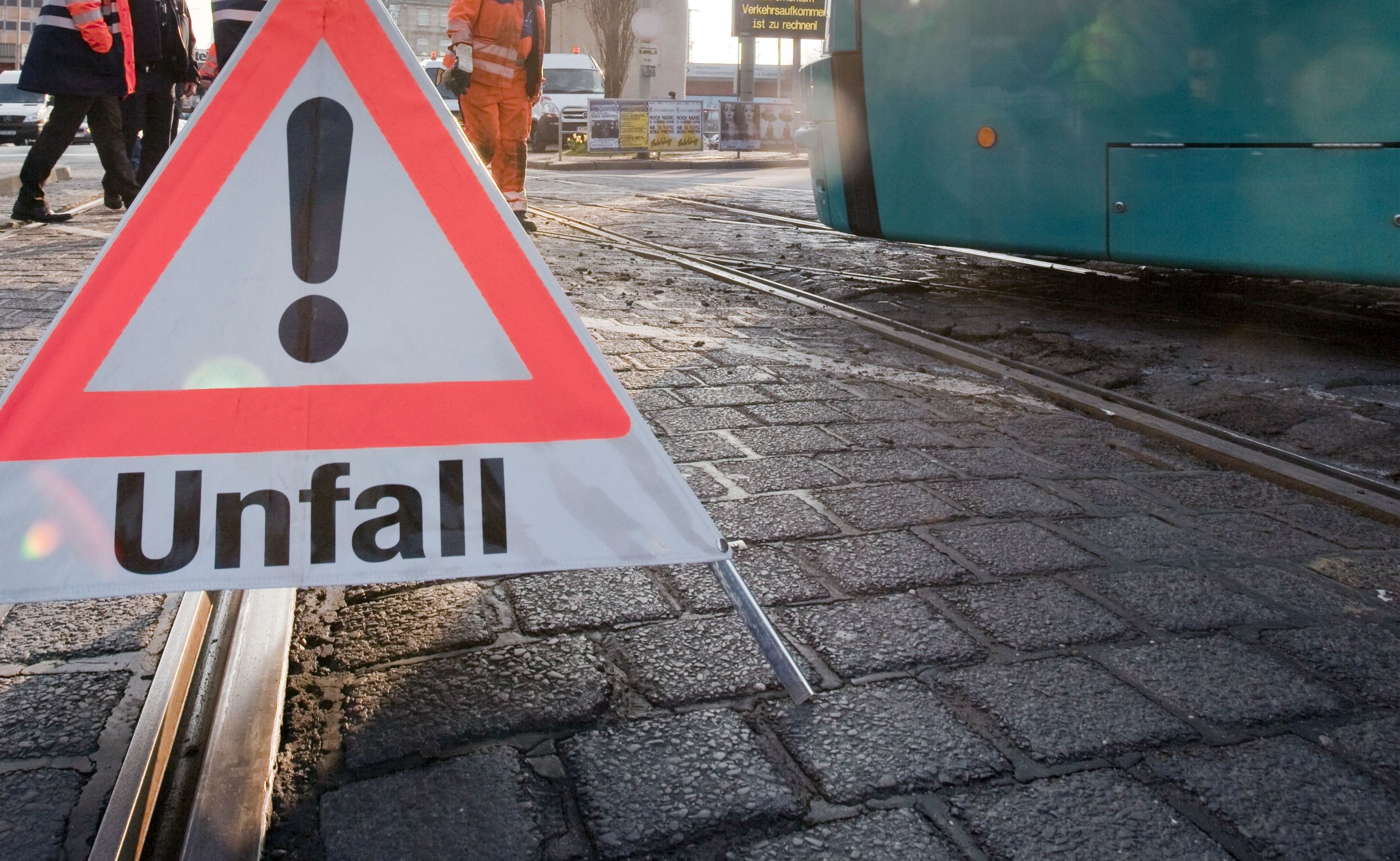 Bielefeld: Sperrung Und Stau Nach Unfall Auf Jöllenbecker Straße