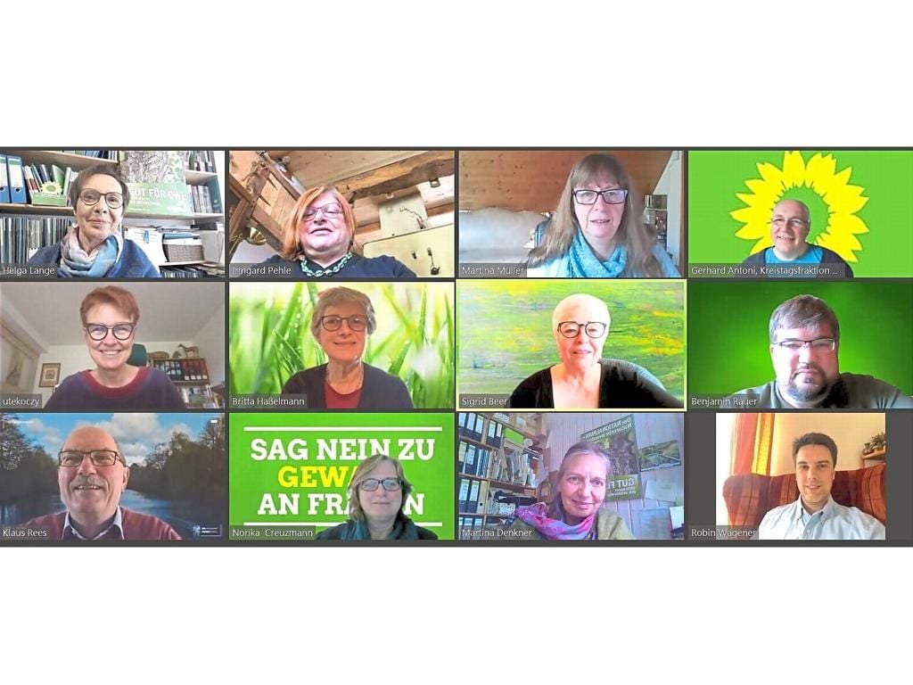 Das Foto zeigt von links: Helga Lange (Sprecherin der Grünen im Kreistag Gütersloh), Irmgard Pehle (Geschäftsführung im Kreistag Herford), Martina Müller (Sprecherin im LWL), Gerhard Antoni (Sprecher im Kreistag Höxter), Ute Koczy (Vorsitzende Bezirksverband OWL), Britta Haßelmann MdB, Sigrid Beer MdL, Ben Rauer (Sprecher im Kreistag Minden-Lübbecke), Klaus Rees (Sprecher im Rat Bielefeld), Norika Creuzmann (Sprecherin im Kreistag Paderborn), Martina Denkner (Geschäftsführung OWL), Robin Wagener (Sprecher der GRÜNEN im Kreistag Lippe).