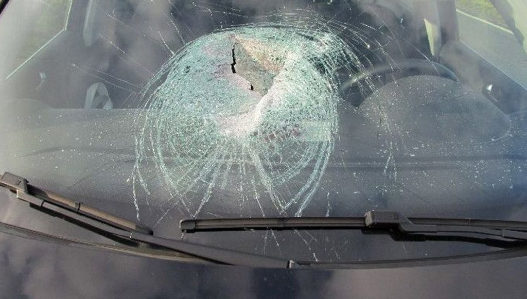 Warendorf: Frau von Wagen erfasst – Autoscheibe zersplittert