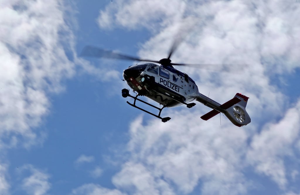 Polizei im Einsatz: Mit Hubschraubern, Streifenwagen und Tauchern