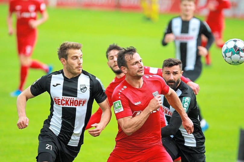 Ball im Blick: Münsters Alexander Langlitz setzt sich gegen Verls Lars Ritzka durch.
