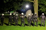 Zwischen Polizeibeamten und mehreren hundert Feiernden ist es in der Nacht auf Samstag am Aasee zu heftigen Auseinandersetzungen gekommen.