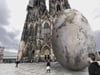 Die Computersimulation zeigt ein überdimensionales Ei vor dem Kölner Dom. Ein 30 Meter hohes Ei vor dem Kölner Dom soll nach dem Willen der Künstlerin Birgitt E. Morrien an die sexuellen Übergriffe der Silvesternacht 2015/16 erinnern.