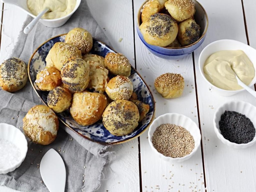 Laugengebäck mit Honig-Senf-Dip