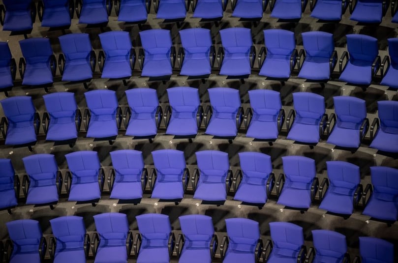 Die Wahlrechts-Reform von 2020 soll indes ein weiteres Wachsen des Bundestags verhindern: Bei der kommenden Wahl werden Sitze nach einem ziemlich komplizierten Verfahren teilweise parteiintern zwischen den Mandaten für die Erst- und Zweitstimmen verrechnet. Zudem werden bis zu drei Überhangmandate nicht ausgeglichen.