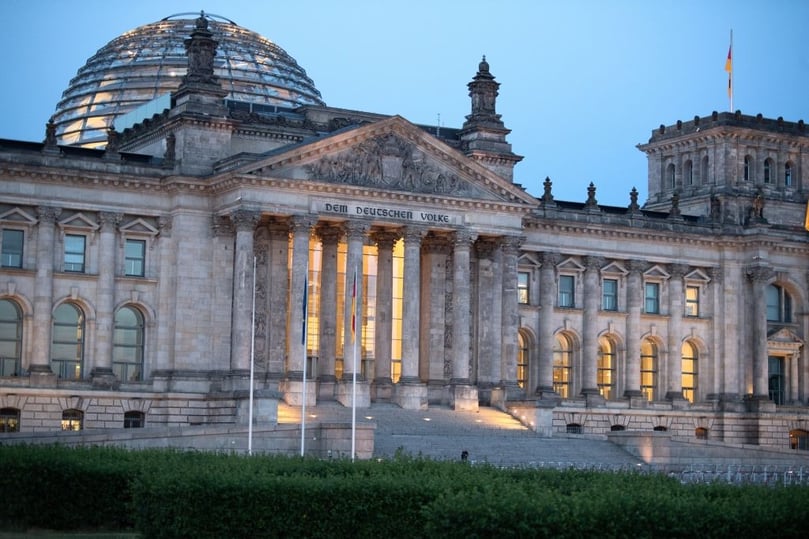 Brauche ich eine Wahlbenachrichtigung, um mein Kreuz zu machen? Wie war das noch mit der Erst- und Zweitstimme? Und woher kommen eigentlich die vielen Sitze im Bundestag? Hier sind die Antworten.