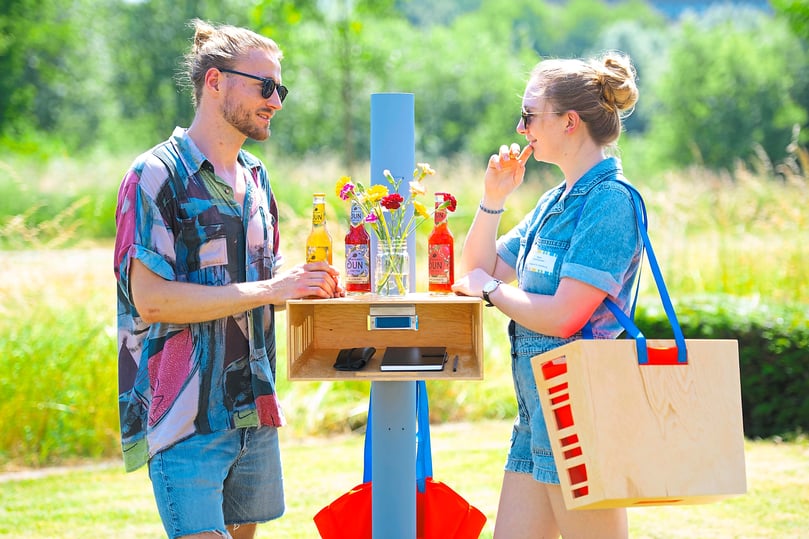 Mit diesem Stehpicknick-Tisch von Esra Heuermann (links) und Marie Gerichhausen kein Problem. Auf dem Weg dient die Entwicklung als stabile Umhängetasche, dann lässt sie sich an Tisch an Bäume, Laternen und andere Pfosten binden.
