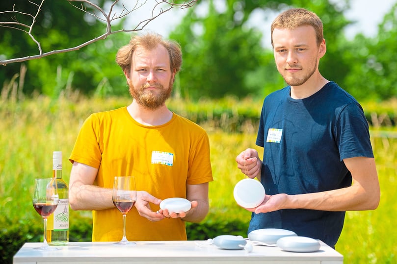 Die Picknick-Leuchte von Pax Grünsch (links) und Finn Blankenberg soll für Stimmung sorgen, wenn es dunkel wird. Sie ist mit LEDs ausgestattet und lässt sich hinlegen, aufhängen und per Magnet befestigen.