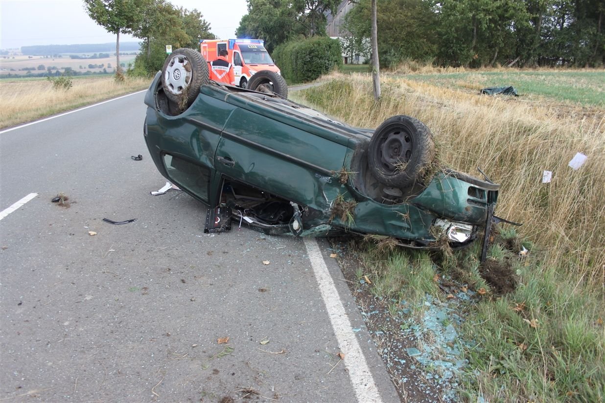 Unfall Höxter/Borgentreich: 18-jährige Frau Fährt Mit Auto Gegen Baum