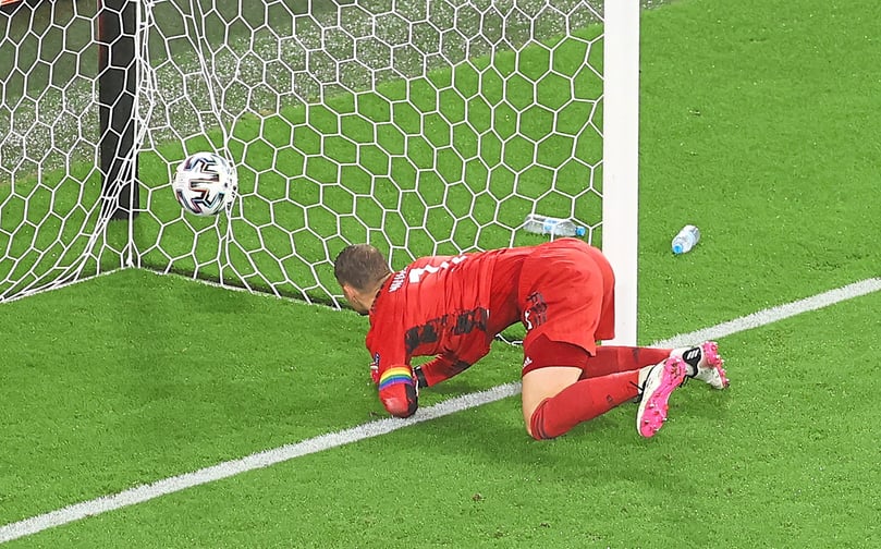 Manuel Neuer: Bekam den Ball erstmals zu fassen, als er ihn aus dem Tor holte. Hatte sonst wenig Möglichkeiten, den Arm mit den Regenbogen-Binde zur Geltung zu bringen. Brachte ihn auch vor dem 1:2 nicht wirkungsvoll zum Einsatz. Note 4